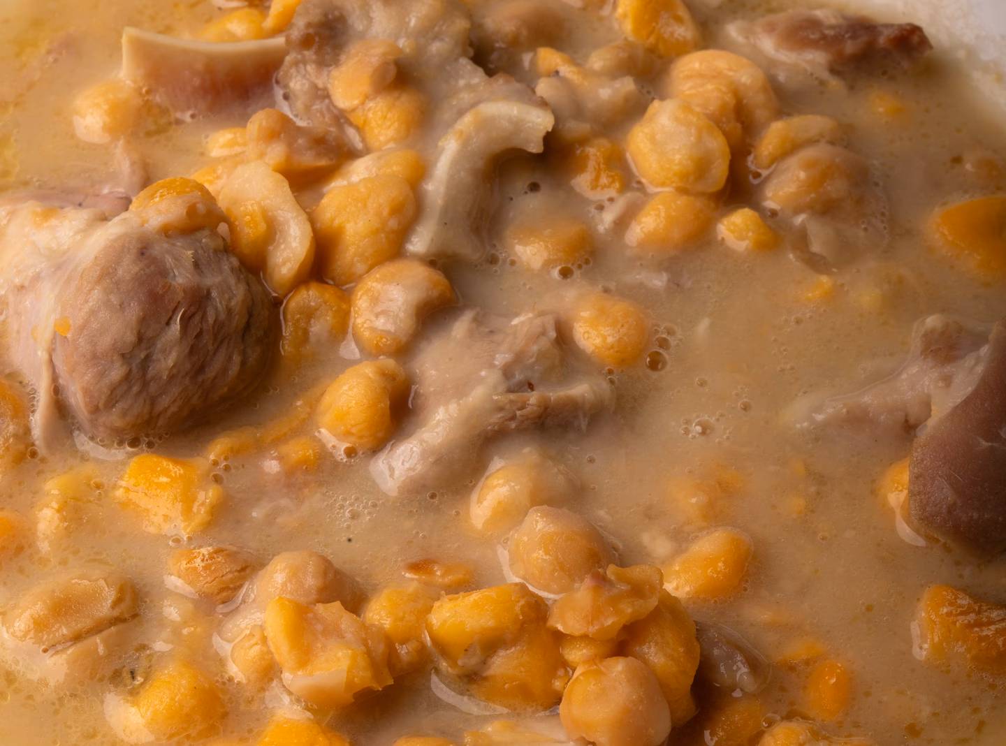 Plato de cocina casera canaria acompañado de copa de vino